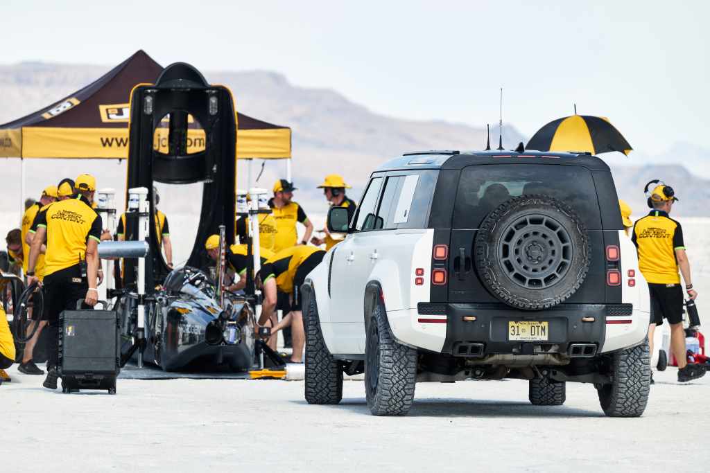 El Defender OCTA impulsa al JCB Hydromax a batir el récord mundial de velocidad en tierra